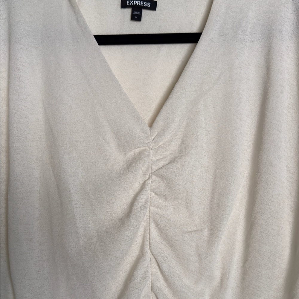 EXPRESS Relaxed V-Neck Ruched
Tee (cream) - Picture 3 of 4